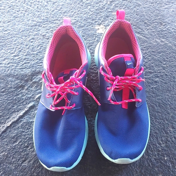 Nike Other - Nike Youth Roche Sneaker Size 6Y